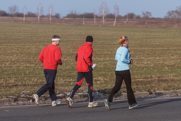 Trois coureurs lors de l'entraînement pour une compétition