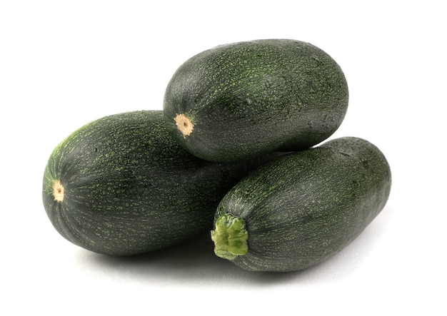 Trois courgettes vertes isolées