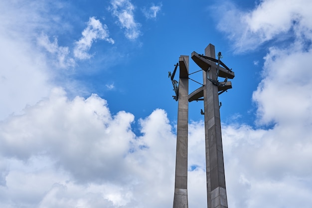 Trois croix avec des ancres, un monument aux travailleurs tombés du chantier naval à la place Solidarnosti à Gdansk, Pologne cruz