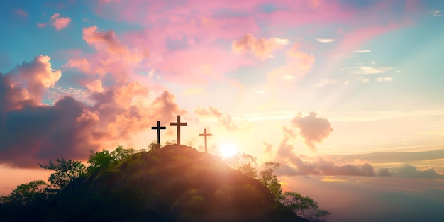 Trois croix chrétiennes sur la montagne au lever du soleil la crucifixion de Jésus-Christ