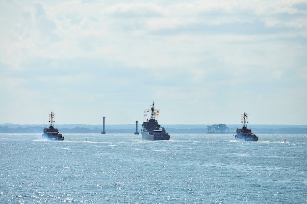 Photo trois cuirassés navires de guerre manoeuvrant lors d'exercices navals en mer baltique. navires de guerre, bateaux effectuant des tâches en mer, navires de guerre militaires naviguant, flotte du nord, marine russe