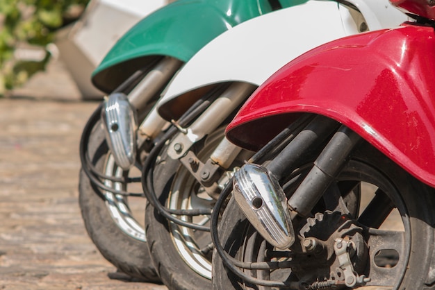 Trois Cyclomoteurs Peints Aux Couleurs Du Drapeau Italien