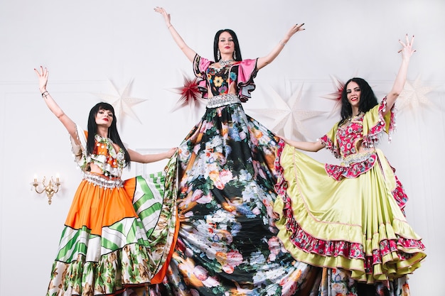 Trois danseuses en robes tsiganes traditionnelles
