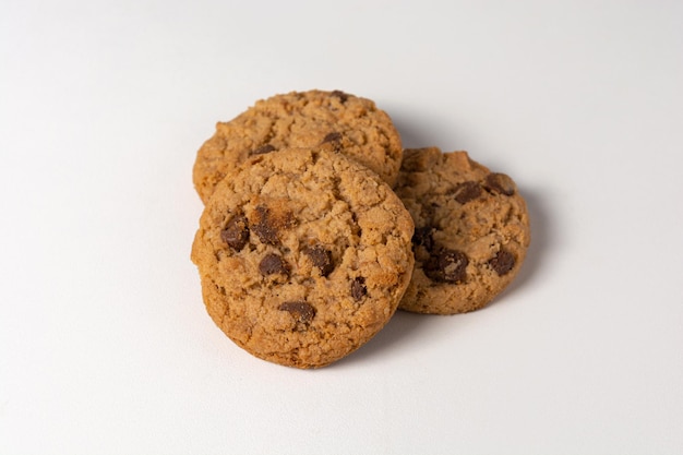 Trois délicieux biscuits maison isolés sur fond blanc