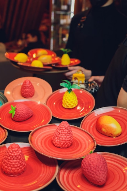 Trois desserts en mousse sous forme de boules de Noël sur fond sombre