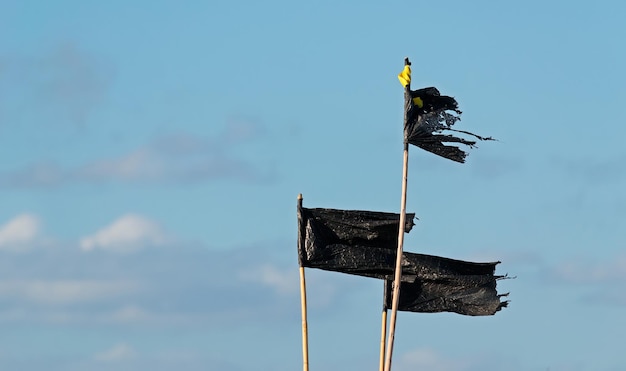 Trois drapeaux noirs en plastique