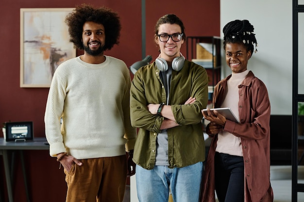 Photo trois employés de bureau interculturels heureux