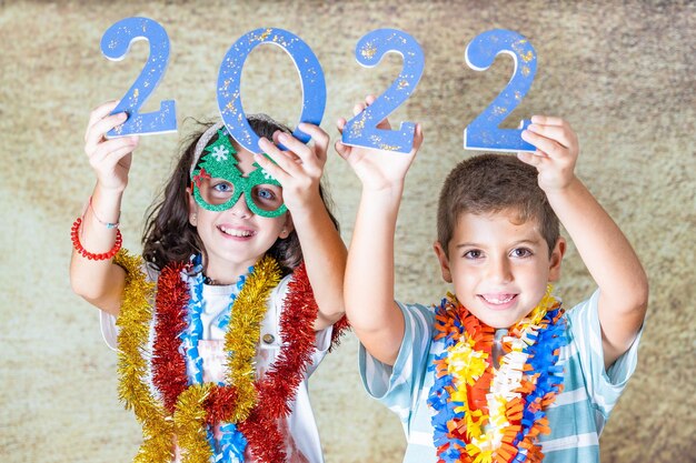 Photo trois enfants célèbrent la veille du nouvel an 2022