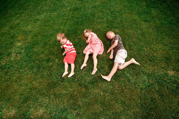 Trois enfants, coucher herbe, et, amusant