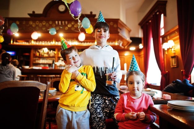 Trois enfants à la fête d'anniversaire