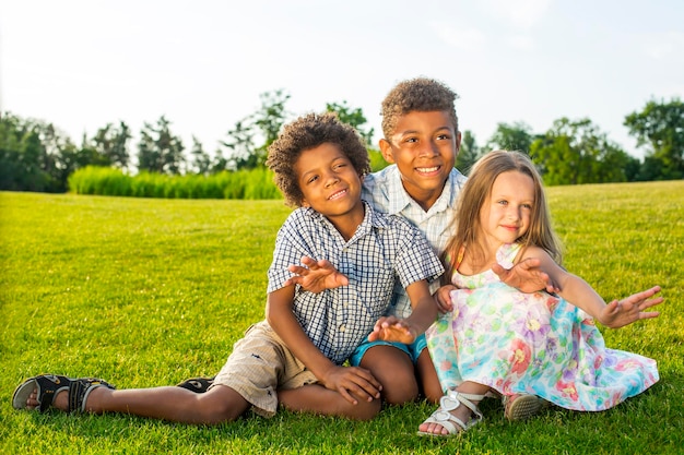 Trois enfants jouent sur la clairière.