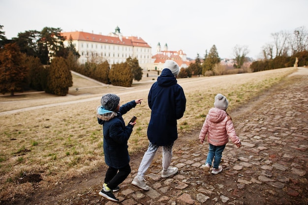 Trois enfants marchant au château de Valtice République Tchèque