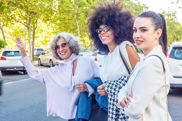 Trois femmes d'affaires attendant un taxi après une journée de travail