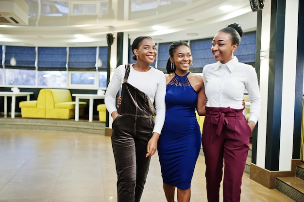 Photo trois femmes africaines en robe posant au restaurant