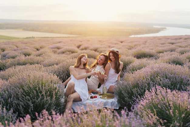 Trois femmes dans un champ de lavande