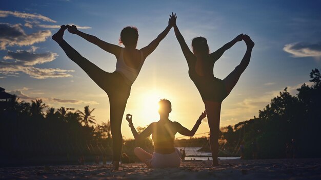 Photo trois femmes énergiques dans une pose de yoga