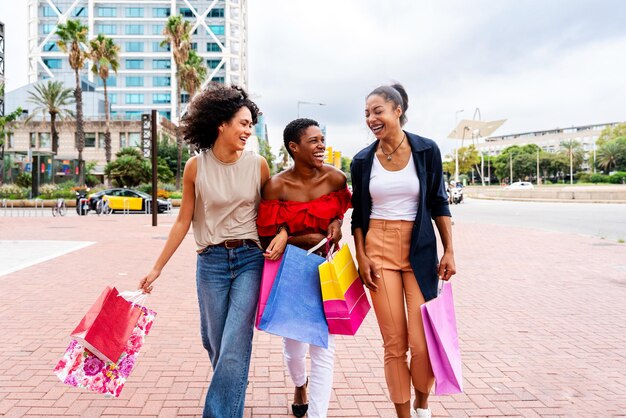 Trois femmes hispaniques et noires métisses se lient à l'extérieur