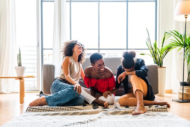 Trois femmes hispaniques et noires métisses se lient à la maison