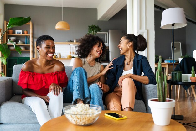 Trois femmes hispaniques et noires métisses se lient à la maison