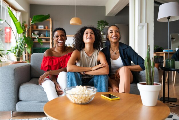 Trois femmes hispaniques et noires métisses se lient à la maison