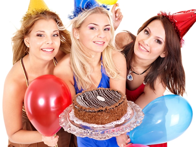 Photo trois femmes posant avec un gâteau et un gâteau avec les mots joyeux anniversaire dessus