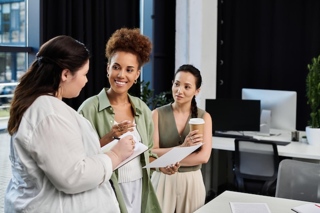 Trois femmes professionnelles discutent en collaboration d'idées dans un bureau moderne