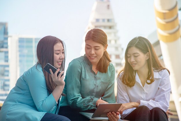 Trois femmes travaillent ensemble