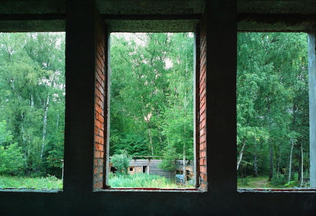 Trois fenêtres à embrasure dans une maison abandonnée