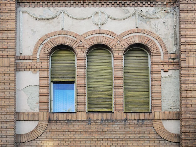 Trois fenêtres sur le mur du vieux bâtiment