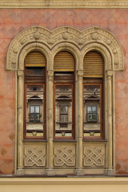 Trois fenêtres avec reflet de l'autre côté de la rue