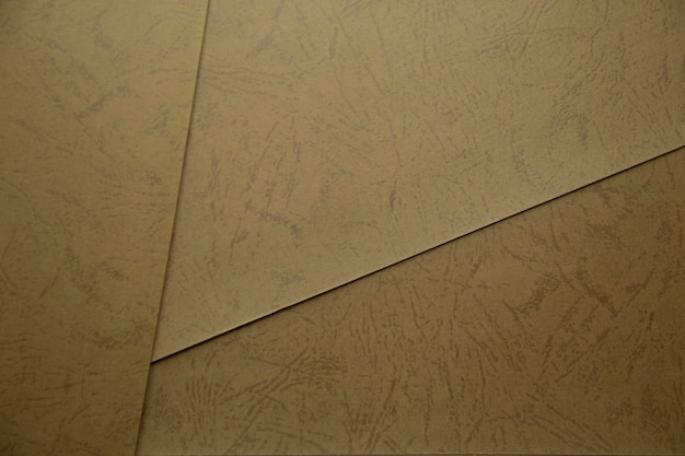 Trois feuilles de papier épais avec des motifs abstraits extrudés