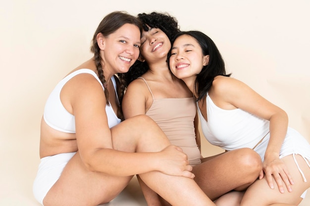 Trois filles d'ethnies et de tailles différentes riant Une asiatique latina et une fille de race blanche