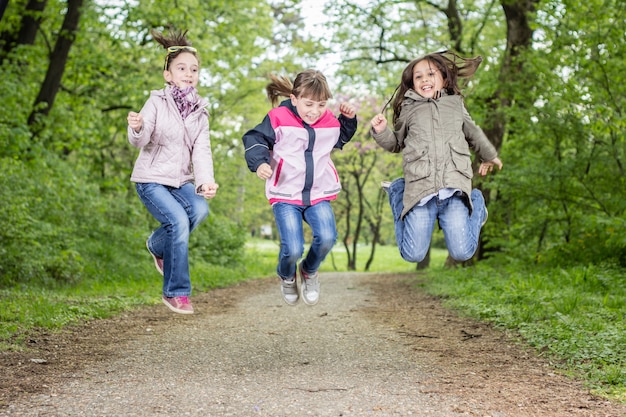 Trois filles, sauter