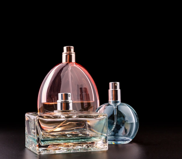 Trois flacons de parfums