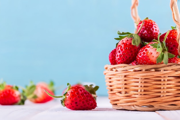 Trois fraises avec feuille de fraise