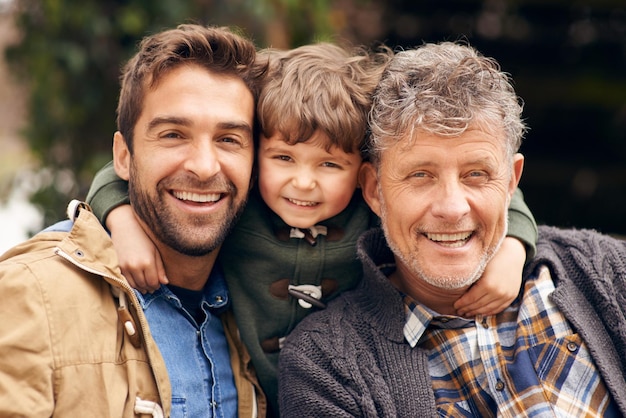 Trois générations de garçons Photo d'un grand-père, son fils adulte et son petit-fils profitant d'une journée à l'extérieur