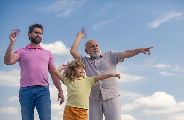 Trois générations d'hommes ensemble portrait de fils souriant père et grand-père avec un avion jouet