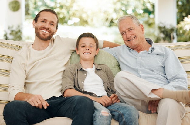 Trois générations réunies. Plan d'un grand-père passant du temps avec son fils et son petit-fils.