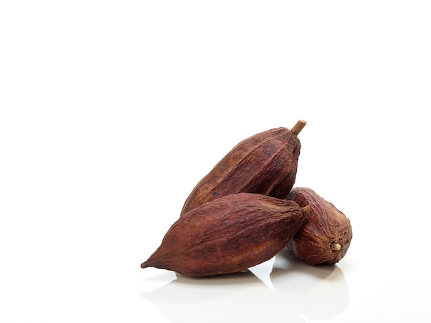 Trois gousses de cacao sur un blanc