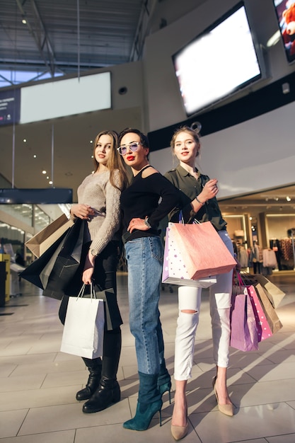 Trois, jeune, femme, achats, centre commercial, papperbags