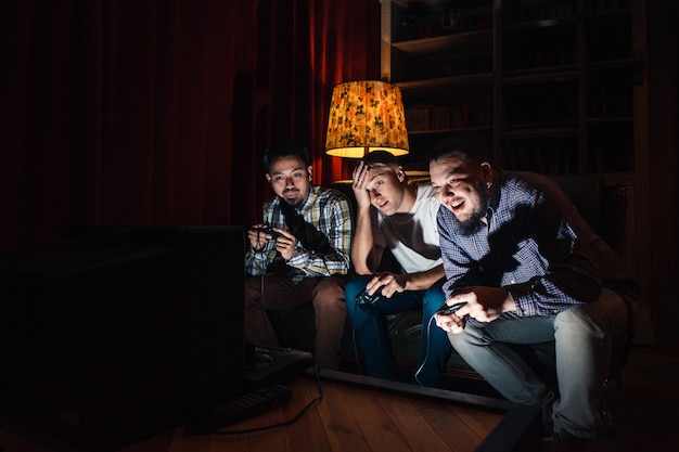 Trois jeunes accros au jeu vidéo