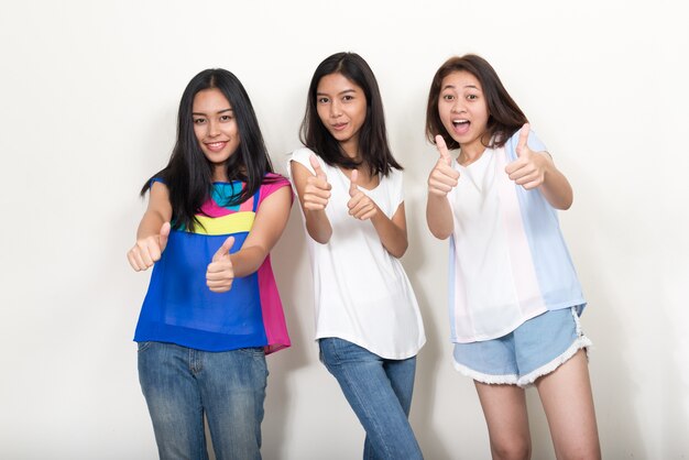 trois jeunes belles adolescentes asiatiques blanc