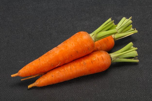 Trois jeunes carottes mûres fraîches