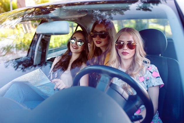 Trois jeunes copines voyageant dans une voiture