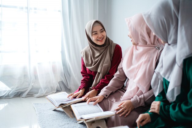 Trois Jeunes Femmes Portant Des Hijabs Lisent Ensemble Le Livre Sacré D'al-quran