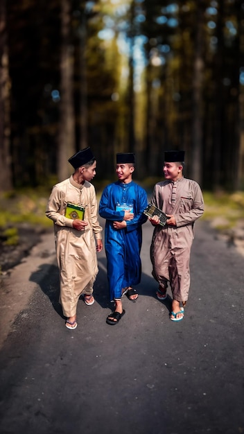 trois jeunes garçons musulmans oa chemin dans la forêt tropicale