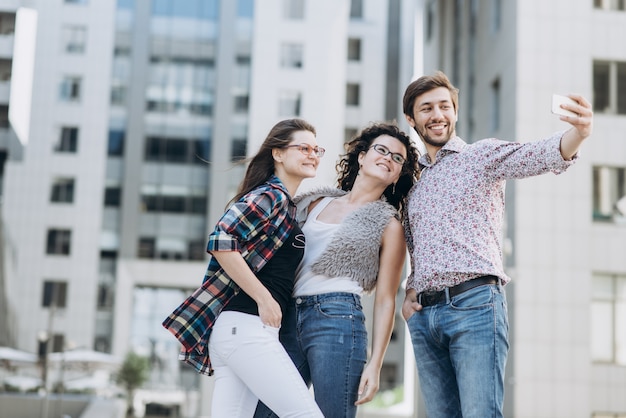 Trois jeunes gens qui font l&#39;amour