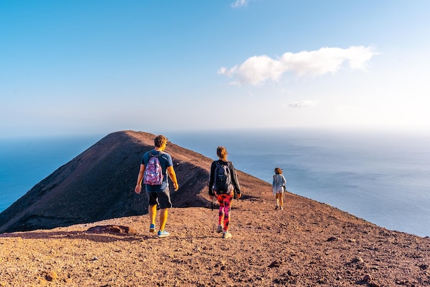 Trois jeunes marchant au sommet du volcan Teneguia sur la route