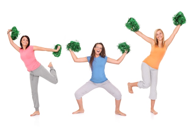 trois jeunes pom-pom girls posant sur blanc