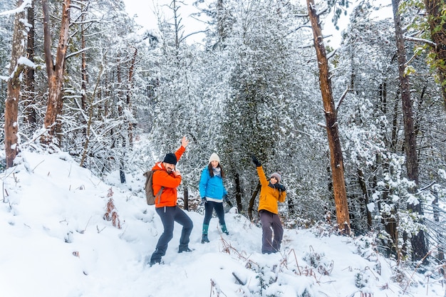 Trois jeunes profitant de l'hiver dans la forêt enneigée du parc naturel Artikutza à Oiartzun